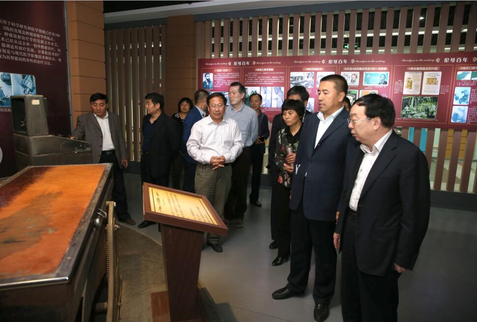 省政协考察组参观医学影像博物馆